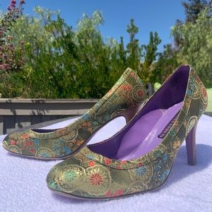 Women’s Suzanne Somers pumps